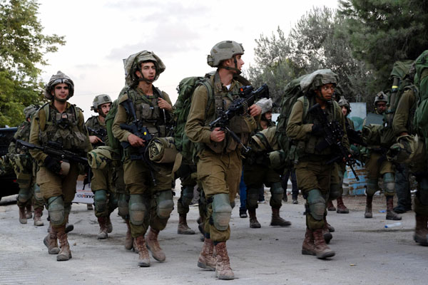 すでに36万人の予備役招集（パレスチナ自治区のガザ地区を歩くイスラエル兵）／（C）ゲッティ＝共同