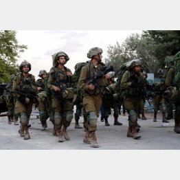 すでに36万人の予備役招集（パレスチナ自治区のガザ地区を歩くイスラエル兵）／（C）ゲッティ＝共同
