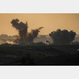 イスラエル軍による攻撃後、ガザに上る煙（Ｃ）AP=共同