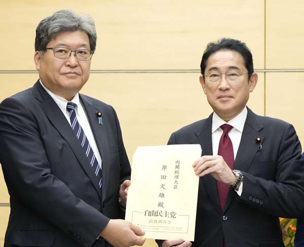 自民党の萩生田政調会長（左）から提言を受け取る岸田首相（Ｃ）共同通信社