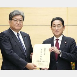 自民党の萩生田政調会長（左）から提言を受け取る岸田首相（Ｃ）共同通信社