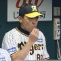 阪神CS応援の必需品「パインアメ」を岡田監督は1試合8粒…一気食いの糖尿病リスクは？