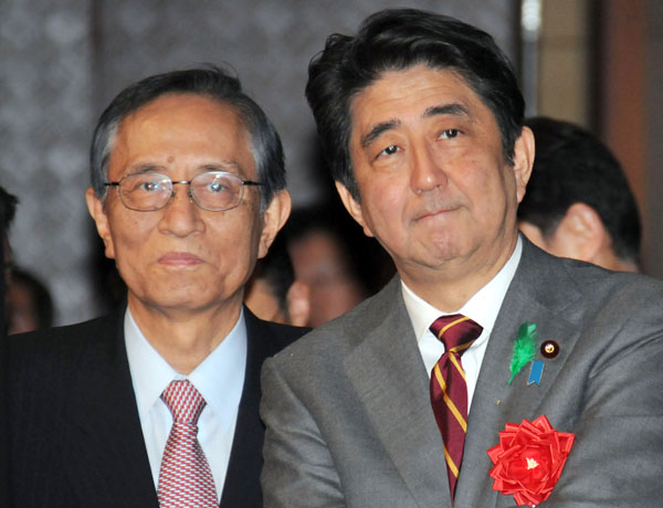 地元は単なる票田？（安倍元首相と細田衆院議長）／（Ｃ）日刊ゲンダイ