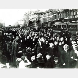 一連のロシア革命でデモ行進する女性たち（1917年3月、サンクト・ペテルブルグ）　（Ｃ）World Histry Archive／ニューズコム／共同通信イメージズ