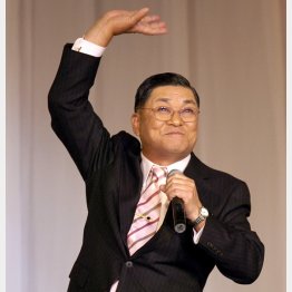 昭和九年会のチャリティーディナーショーに出演する財津一郎さん（2005年）／（Ｃ）共同通信社