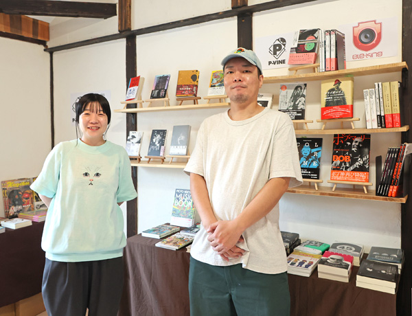 店主の松井良太さん（右）と妻の桃子さん（Ｃ）日刊ゲンダイ