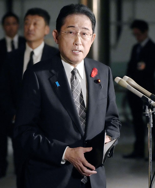 旧統一教会の解散命令請求について取材に応じる岸田首相（Ｃ）共同通信社
