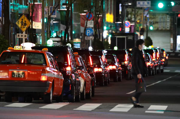 2020年、コロナ禍の渦中では繁華街が閑散としてタクシーも行列の客待ちだった（Ｃ）日刊ゲンダイ