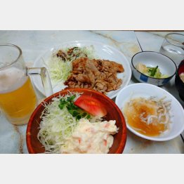 「お食事まるやま」で生姜焼きと中生（Ｃ）日刊ゲンダイ