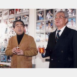 40年前のジャケットを着た岡野俊一郎さん（＝左、八重樫茂生さんと）／（Ｃ）日刊ゲンダイ