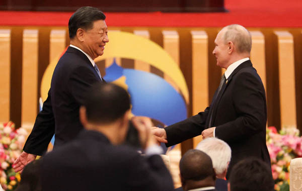 プーチン大統領（右）は、中国・習近平国家主席（左）の肝入り「一帯一路」に出席したが…（Ｃ）ロイター