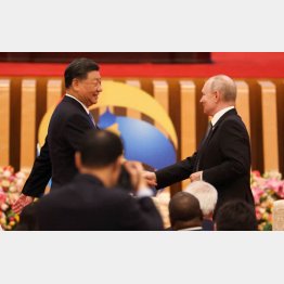 プーチン大統領（右）は、中国・習近平国家主席（左）の肝入り「一帯一路」に出席したが…（Ｃ）ロイター