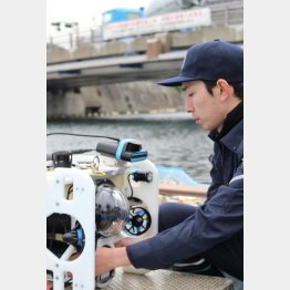 水中探査の前の最終チェックをする伊藤昌平さん（提供写真）