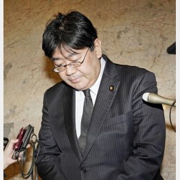 記者団の取材に応じ、謝罪する山田太郎参院議員（Ｃ）共同通信社