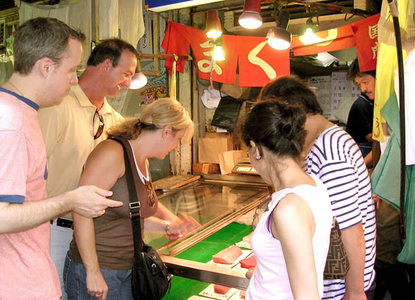 東京・築地の場外市場は外国人観光客がいっぱい（Ｃ）日刊ゲンダイ