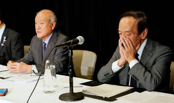 お手上げ（日銀の植田和男総裁と鈴木俊一財務相＝左）／（Ｃ）ロイター