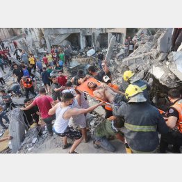 空爆で倒壊した建物から負傷者を救出するパレスチナ民（Ｃ）ロイター