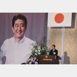 一周忌に開かれた「世界に咲き誇れ日本　安倍晋三元総理の志を継承する集い」でスピーチする岸田首相（Ｃ）日刊ゲンダイ