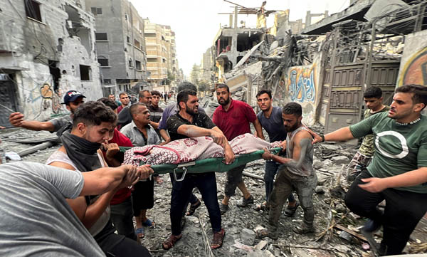 空爆で倒壊した建物から負傷者を救出するパレスチナ自治区のガザ市民（Ｃ）ロイター