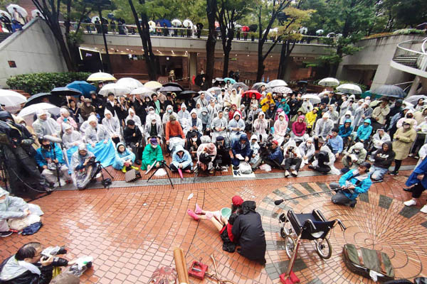 雨の中、200人近い熱狂的ファンが詰めかけた（撮影）薄井崇友