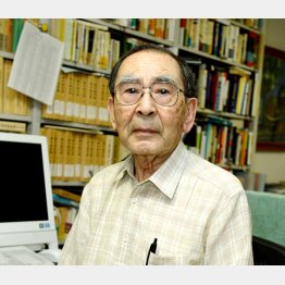 加藤秀俊氏（自宅書斎にて＝2015年）／（Ｃ）共同通信社