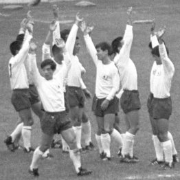 1968年メキシコ五輪、銅メダルを獲得してバンザイの日本選手たち（Ｃ）共同通信社