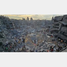 イスラエルの空爆で倒壊した北ガザ地区のジャバリヤ難民キャンプ（Ｃ）ロイター