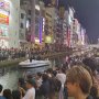阪神ファンも38年ぶり狂喜乱舞の道頓堀ダイブ！ “カーネル男”は胴上げの後に川にドボン…