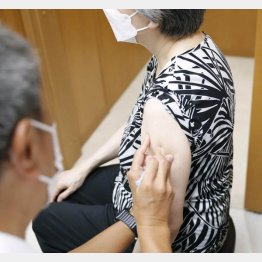 インフルとコロナの両方のワクチンを打てば、重症化を防げる可能性も…（写真は、オミクロン株派生型「ＸＢＢ・1・5」に対応した改良型ワクチン接種）／（Ｃ）共同通信社