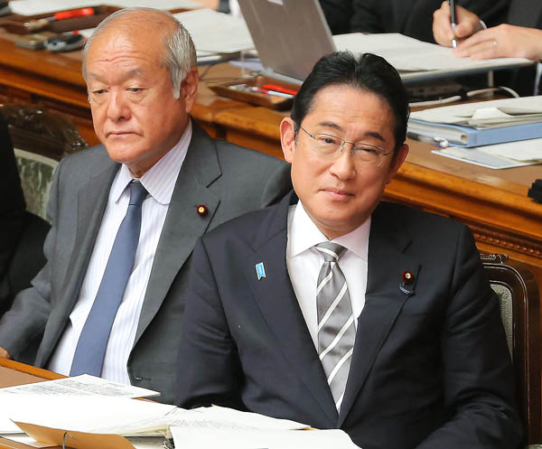 岸田首相（右）が「還元」と主張するような「原資はない」と、鈴木俊一財務相（左）／（Ｃ）日刊ゲンダイ