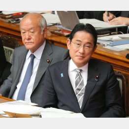 岸田首相（右）が「還元」と主張するような「原資はない」と、鈴木俊一財務相（左）／（Ｃ）日刊ゲンダイ