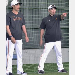 投球練習を見る阿部監督（右）と内海投手コーチ（Ｃ）共同通信社