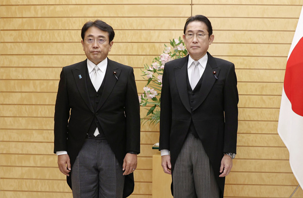 新任の赤沢亮正財務副大臣（左）と認証式を終えて（岸田首相）／（Ｃ）共同通信社