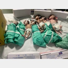 病院を攻撃され電力が破壊、保育器から出された新生児たち（Ｃ）ロイター