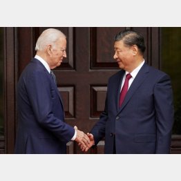 1年ぶりの直接会談で、握手するバイデン米大統領（左）と中国の習近平国家主席（Ｃ）ロイター