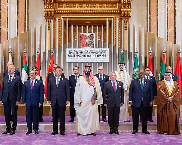 果たして中国の動静は…（第1回中国・アラブ諸国サミットが開催、サウジアラビアのモハンマド王子〈中央〉と、左には中国の習近平国家主席）　（Ｃ）ロイター／Saudi Press Agency