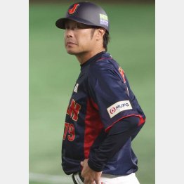 一塁コーチを務めた亀井コーチ（Ｃ）日刊ゲンダイ