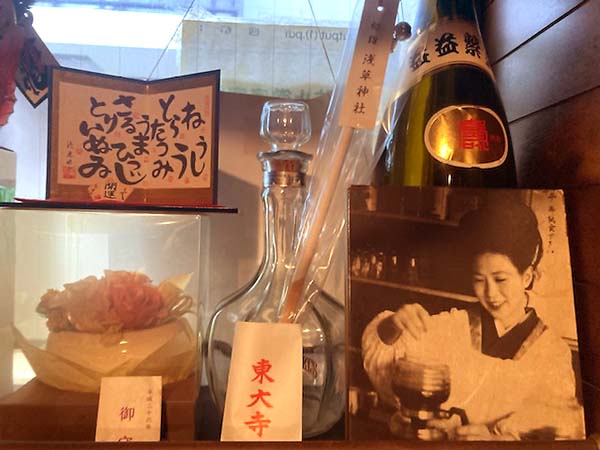 柳橋「ときわ」の店内には淑子夫人の若き頃の写真も（Ｃ）日刊ゲンダイ