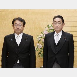赤澤亮正財務副大臣（左）と岸田文雄首相（Ｃ）共同通信社