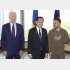 G7サミットでのスリーショット（代表撮影）