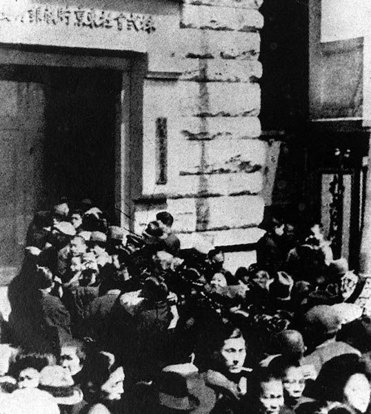 金融恐慌で東京貯蓄銀行の取り付け騒ぎ（1927年2月）／（Ｃ）共同通信社