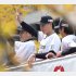 オリックスのリーグ優勝パレードに参加した山﨑福也（Ｃ）日刊ゲンダイ