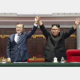 2018年の南北合意は事実上白紙（左から、当時の韓国の文在寅大統領と北朝鮮の金正恩朝鮮労働党委員長＝平壌写真共同取材団・共同）