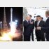 ロシアの技術提供により成功を収めた北朝鮮の軍事偵察衛星「万里鏡1号」搭載・新型衛星運搬ロケット「千里馬1型」（右は、訪ロで軍事施設を視察する金正恩北朝鮮総書記とロシアのプーチン大統領）（Ｃ）ロイター／ KCNA
