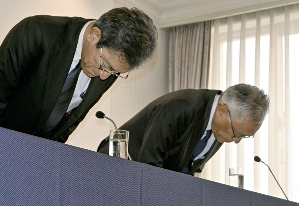 記者会見で謝罪する日本海テレビの田口晃也代表取締役会長（奥）ら（Ｃ）共同通信社