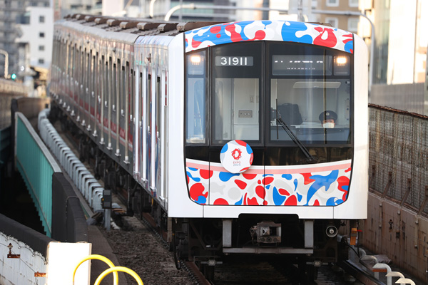 昨30日から運行開始した地下鉄大阪メトロ御堂筋線の「2025年大阪・関西万博」ラッピング列車（Ｃ）日刊ゲンダイ