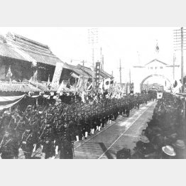 凱旋パレード（日本橋通りを行進する日露戦争凱旋部隊、1906＝明治39＝年2月）／（Ｃ）共同通信社