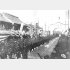 凱旋パレード（日本橋通りを行進する日露戦争凱旋部隊、1906＝明治39＝年2月）／（Ｃ）共同通信社