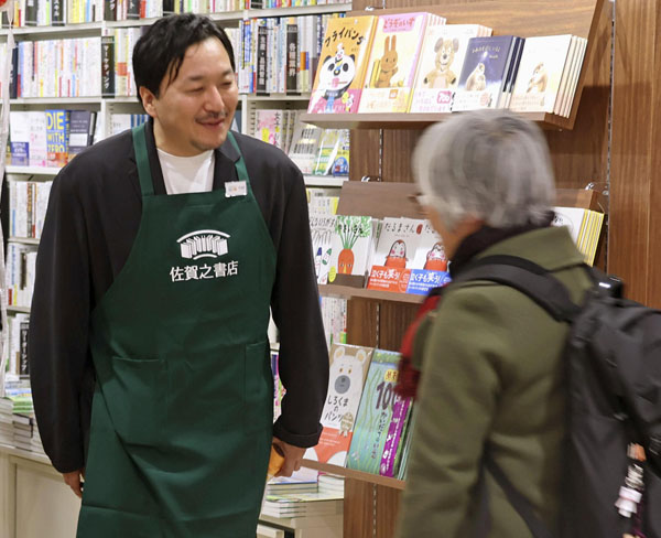 JR佐賀駅構内にオープンした「佐賀之書店」で、訪れた人にあいさつする今村翔吾さん（Ｃ）共同通信社
