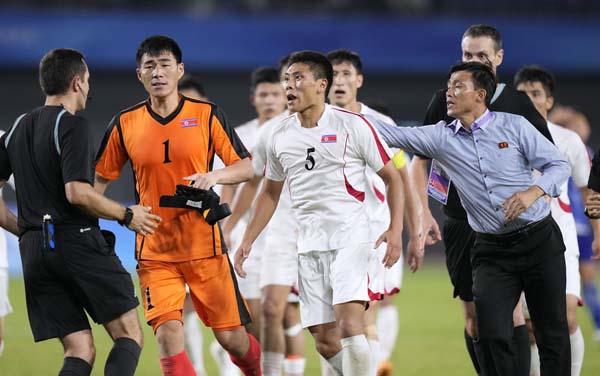 10月のアジア大会で日本に敗れた北朝鮮選手が審判団を恫喝（Ｃ）共同通信社